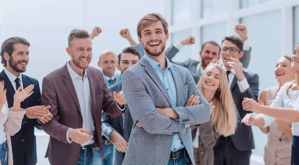 De cerca. alegres empleados de la empresa aplaudiendo a su colega . —  Fotos de Stock