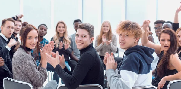 På nära håll. Deltagare i företagsseminariet som stöder varandra med applåder — Stockfoto