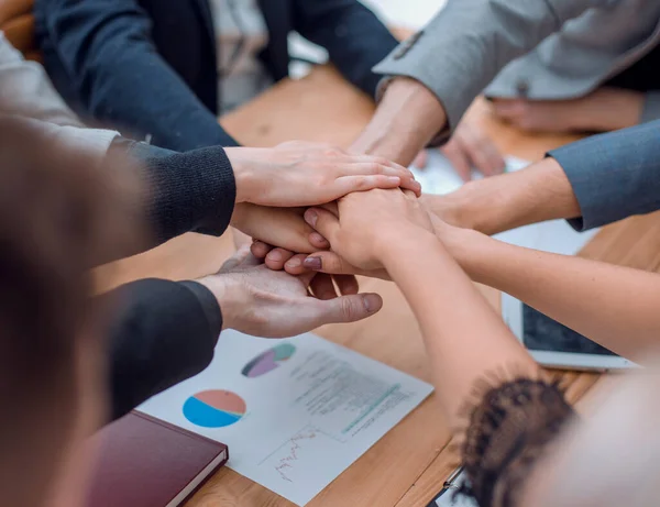 De cerca. equipo empresarial mostrando su unidad — Foto de Stock