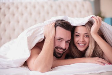 Battaniyenin altında yatan sevimli çift