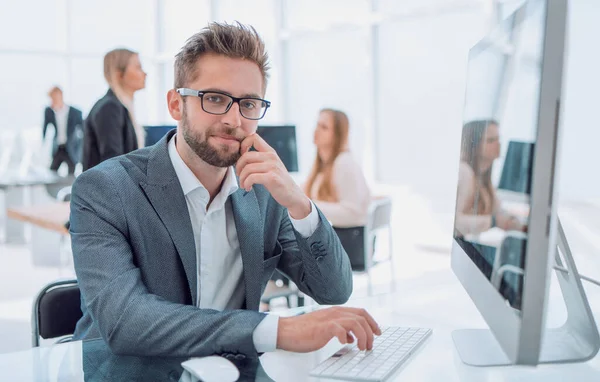 Joven empresario que trabaja en una computadora de oficina — Foto de Stock