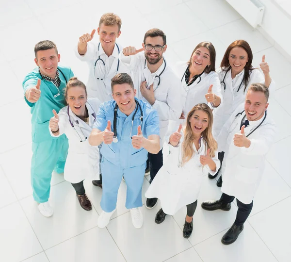 Gruppo di professionisti medici sorridenti dando un pollice in su — Foto Stock