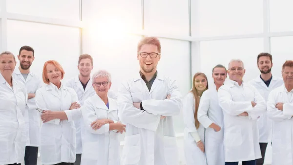 Βέβαιος επιστημονικός ηγέτης στέκεται μπροστά από μια ομάδα νέων επιστημόνων. — Φωτογραφία Αρχείου