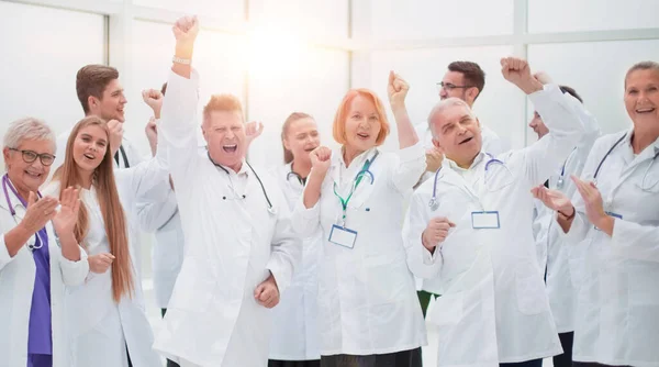 Grupo de colegas médicos aplaudindo o seu sucesso global. — Fotografia de Stock