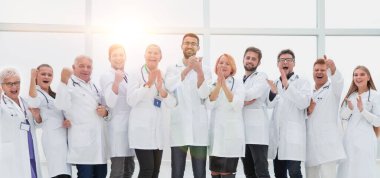 Birbirine sıkı sıkıya bağlı tıp merkezi doktorları alkışlıyorlar..