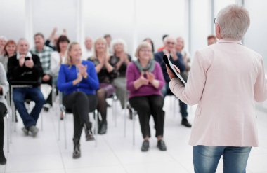 İş kadını ofis toplantısında meslektaşlarına sesleniyor