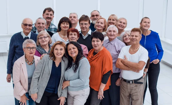 Grupo de pessoas com idade plena altura — Fotografia de Stock