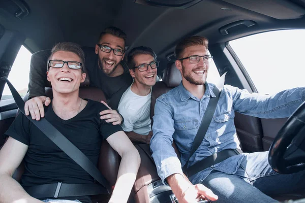 Närbild. en grupp vänner som färdas i en bil — Stockfoto
