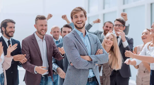 Fecha. funcionários da empresa alegres aplaudindo seu colega . — Fotografia de Stock