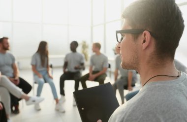 İş koçu, iletişim grubuyla bir ders veriyor..