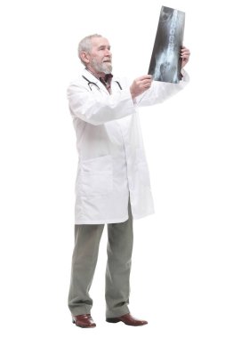 Yaşlı, işinin ehli bir doktor ellerinde röntgenle..