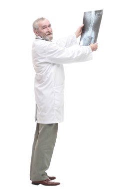 Yaşlı, işinin ehli bir doktor ellerinde röntgenle..