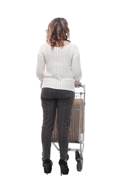 쇼핑 카트를 든 평범 한 젊은 여자. 외따로 떨어져 있는 백인 — 스톡 사진