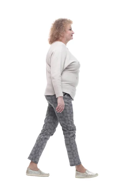 점퍼와 바지를 입고 앞으로 걸어가는 평범 한 여자. — 스톡 사진