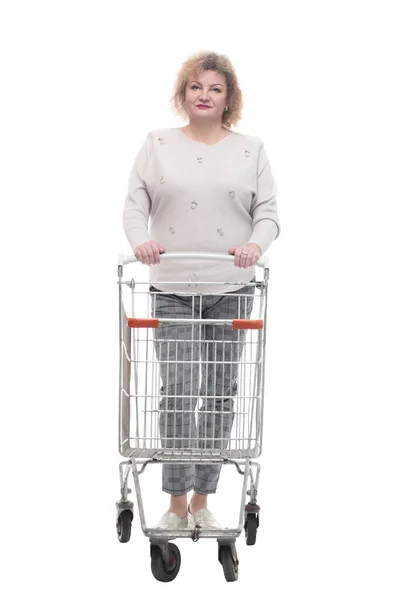 全長。ショッピングカートを持つカジュアルな大人の女性. — ストック写真