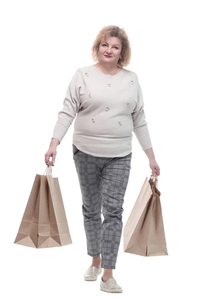 Alışveriş çantalı sıradan bir yetişkin kadın. bir beyaz üzerinde izole — Stok fotoğraf