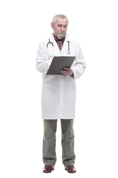 Médico competente de edad avanzada con portapapeles. aislado en un blanco —  Fotos de Stock