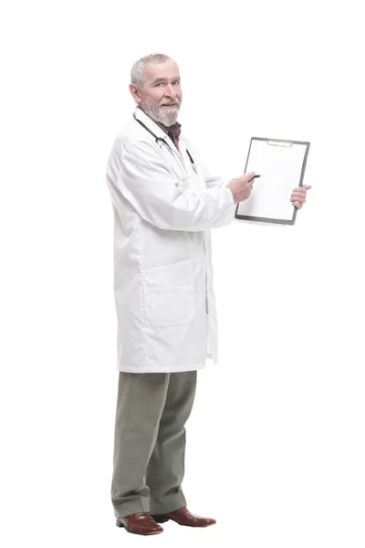 Oudere bevoegde arts met klembord. geïsoleerd op een wit — Stockfoto