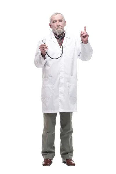 Elderly competent doctor with a stethoscope in his hands. — Stock Photo, Image