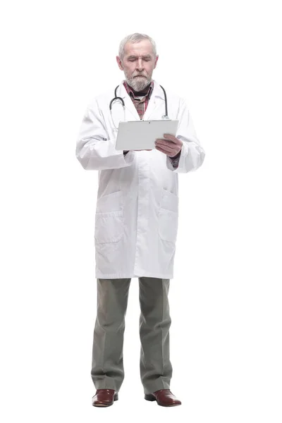 Elderly competent doctor with a digital tablet. — Stock Photo, Image