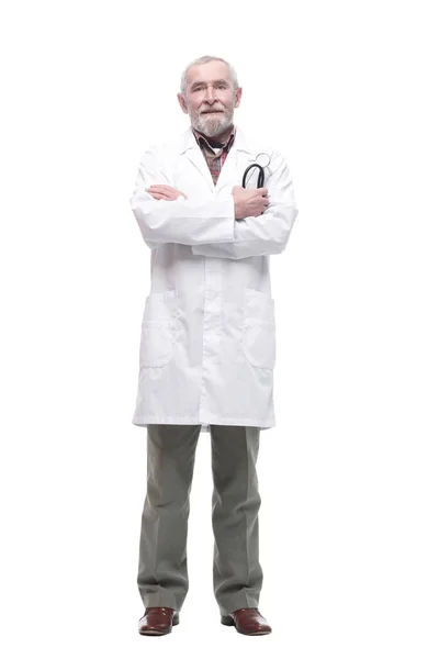Oudere bevoegde arts met een stethoscoop in zijn handen. — Stockfoto