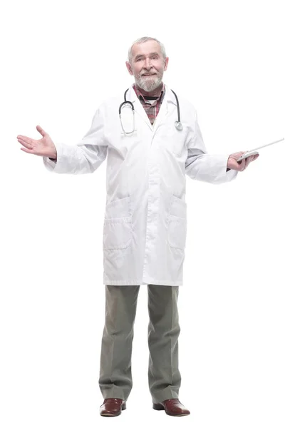 Médico idoso competente com um comprimido digital. — Fotografia de Stock