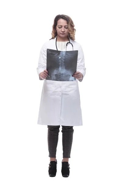 Jovem médico feminino olhando um raio-x. — Fotografia de Stock