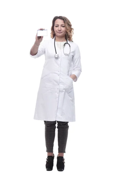 Junge Ärztin zeigt ihre Visitenkarte. — Stockfoto