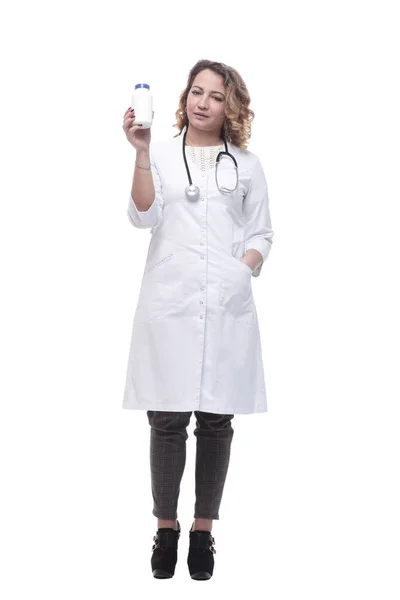 Mladá žena lékař ukazující svou vizitku. — Stock fotografie