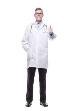 Steteskopu olan kendine güvenen genç bir doktor. bir beyaz üzerinde izole