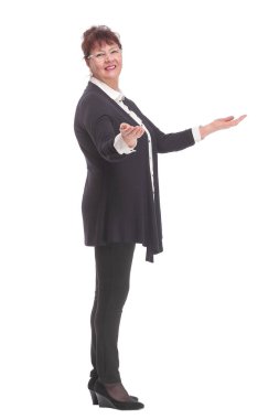 Kafkasyalı esmer iş kadınının beyaza izole edilmiş avuçlarıyla yan görünüşü