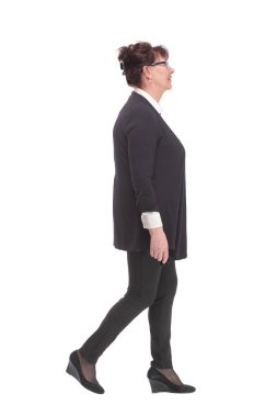 Şık takım elbiseli ve gözlüklü neşeli kadının yan görüntüsü işe yarayacak..