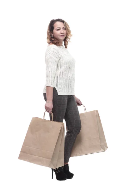 Mujer joven y casual con bolsas de compras. aislado en un blanco —  Fotos de Stock