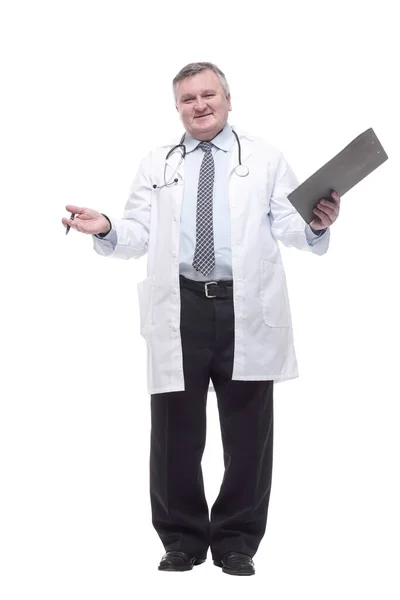 Hozzáértő orvos írótáblával. fehér alapon elkülönítve. — Stock Fotó