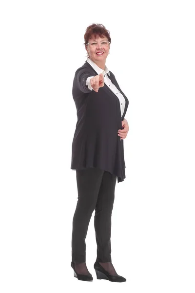 Senior zakenvrouw in zwart pak poseren met gekruiste armen, — Stockfoto
