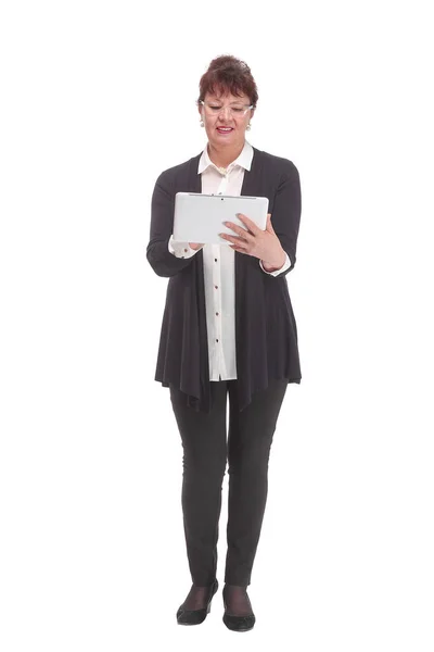 Vooraanzicht van lachende zakenvrouw met tablet computer — Stockfoto