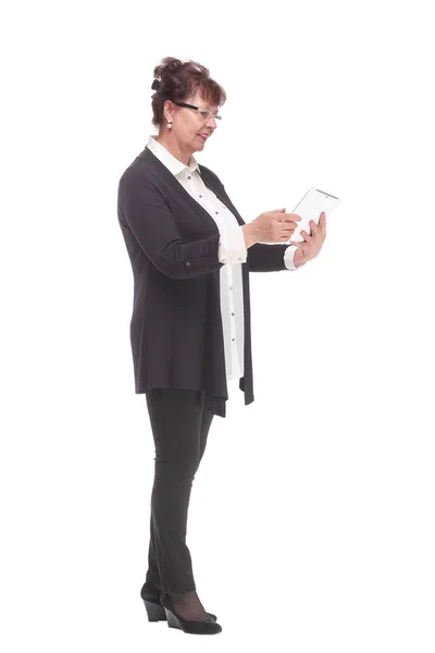Happy senior woman standing, holding tablet computer, looking at camera. — Stock fotografie