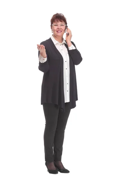 Mulher de negócios de meia-idade bonita falando sorrindo no smartphone celular — Fotografia de Stock