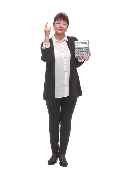 Gammal kvinna håller miniräknare på en vit bakgrund — Stockfoto
