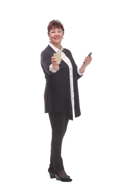 Porträtt av omtänksam vuxen kvinna bär glasögon som håller mobiltelefon och hämtmat kaffe kopp — Stockfoto