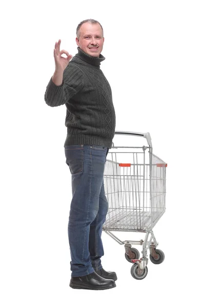 白い背景に孤立したokサインを示すショッピングカートを持つ男 — ストック写真
