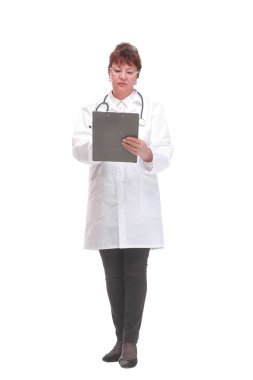 Steteskopla panoya yazı yazan kadın doktorun ön görüntüsü.