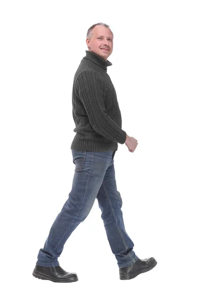 Hintere Ansicht gehen gut aussehender Mann in jeans. — Stockfoto