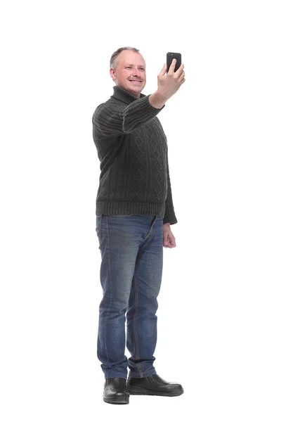 Foto van vrolijke man geïsoleerd over witte achtergrond maken selfie door mobiele telefoon — Stockfoto