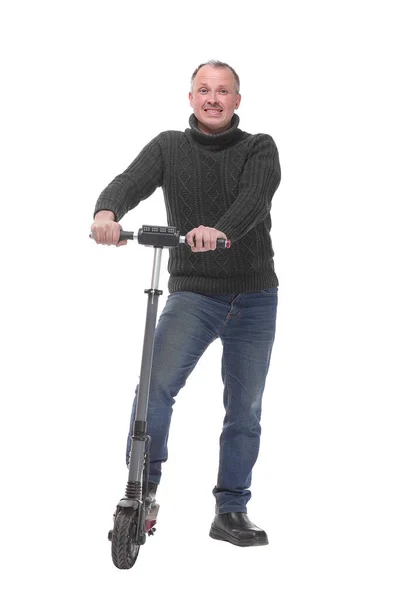 Портрет молодого бізнесмена, що стоїть з скутером — стокове фото