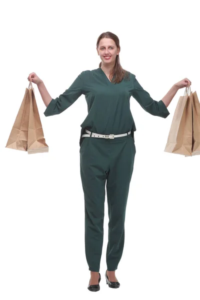 Alışveriş torbalarıyla yürüyen genç bir kadının tam boy portresi. — Stok fotoğraf