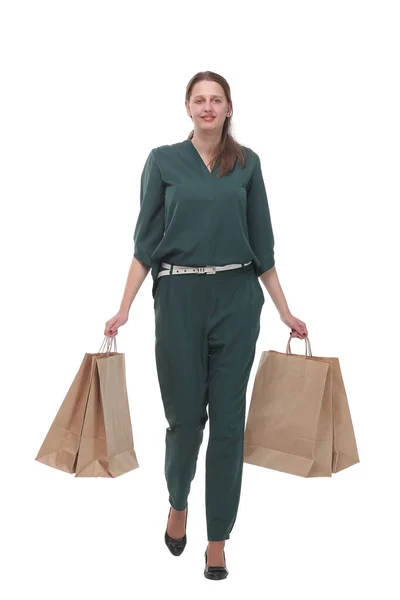 Longitud completa de mujer joven y feliz caminando con bolsas de compras — Foto de Stock