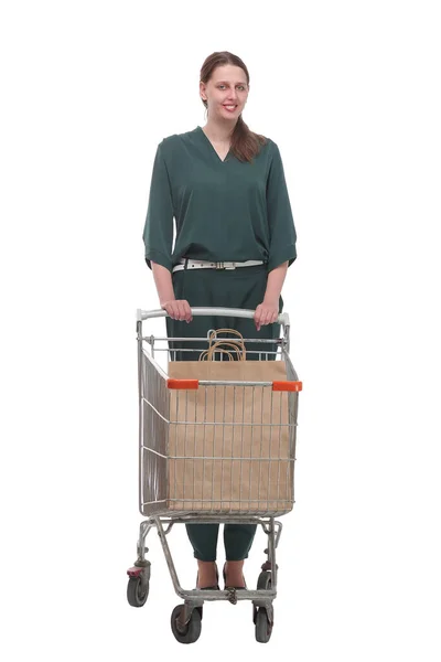 Retrato de comprimento total de uma mulher empurrando um carrinho de compras — Fotografia de Stock