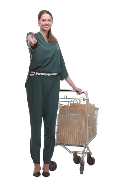Retrato de comprimento total de uma mulher empurrando um carrinho de compras — Fotografia de Stock