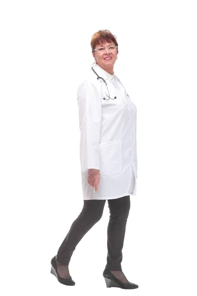 Médica caminhando em direção à câmera sorrindo — Fotografia de Stock